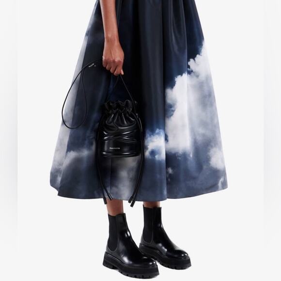 ALEXANDER MCQUEEN The Soft Curve leather bucket bag - Picture 6 of 9